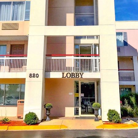 Econo Lodge Willowbrook Bagian luar foto