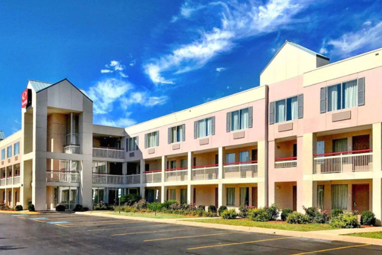 Econo Lodge Willowbrook Bagian luar foto