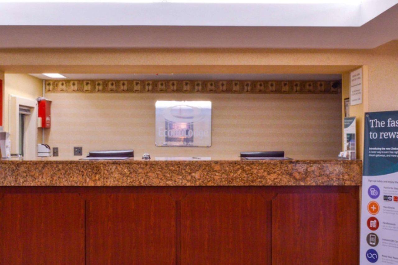 Econo Lodge Willowbrook Bagian luar foto