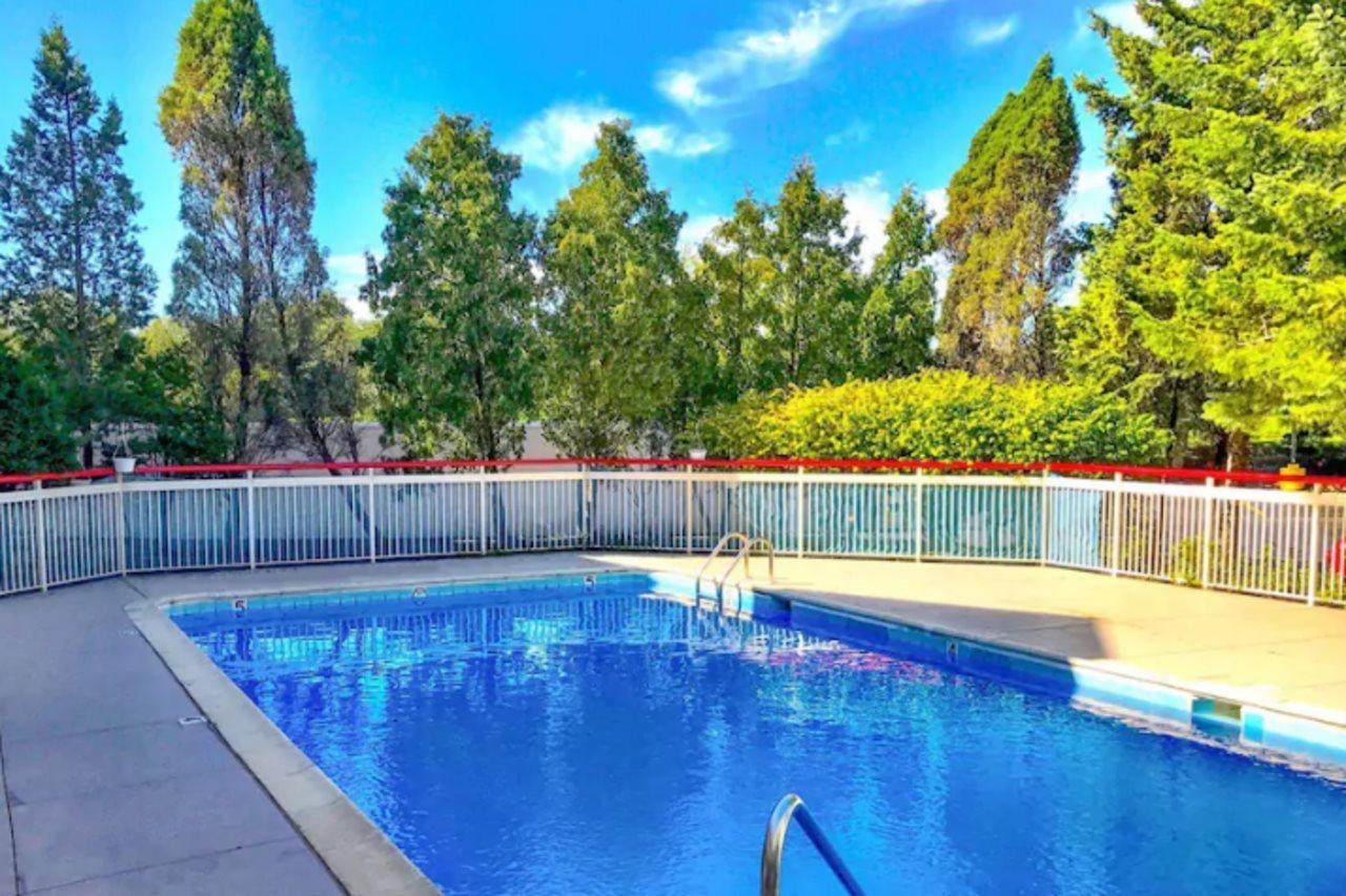 Econo Lodge Willowbrook Bagian luar foto