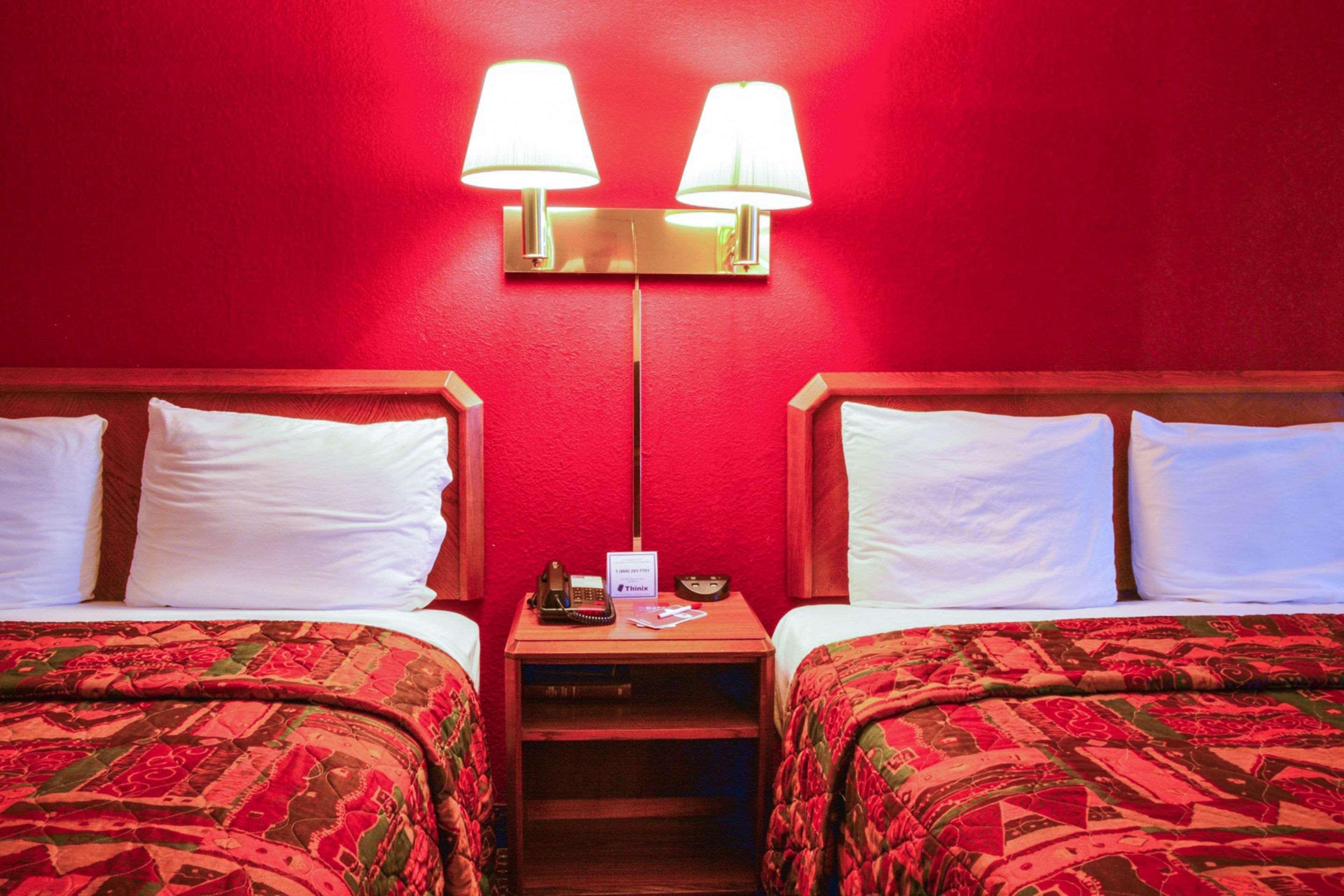 Econo Lodge Willowbrook Bagian luar foto