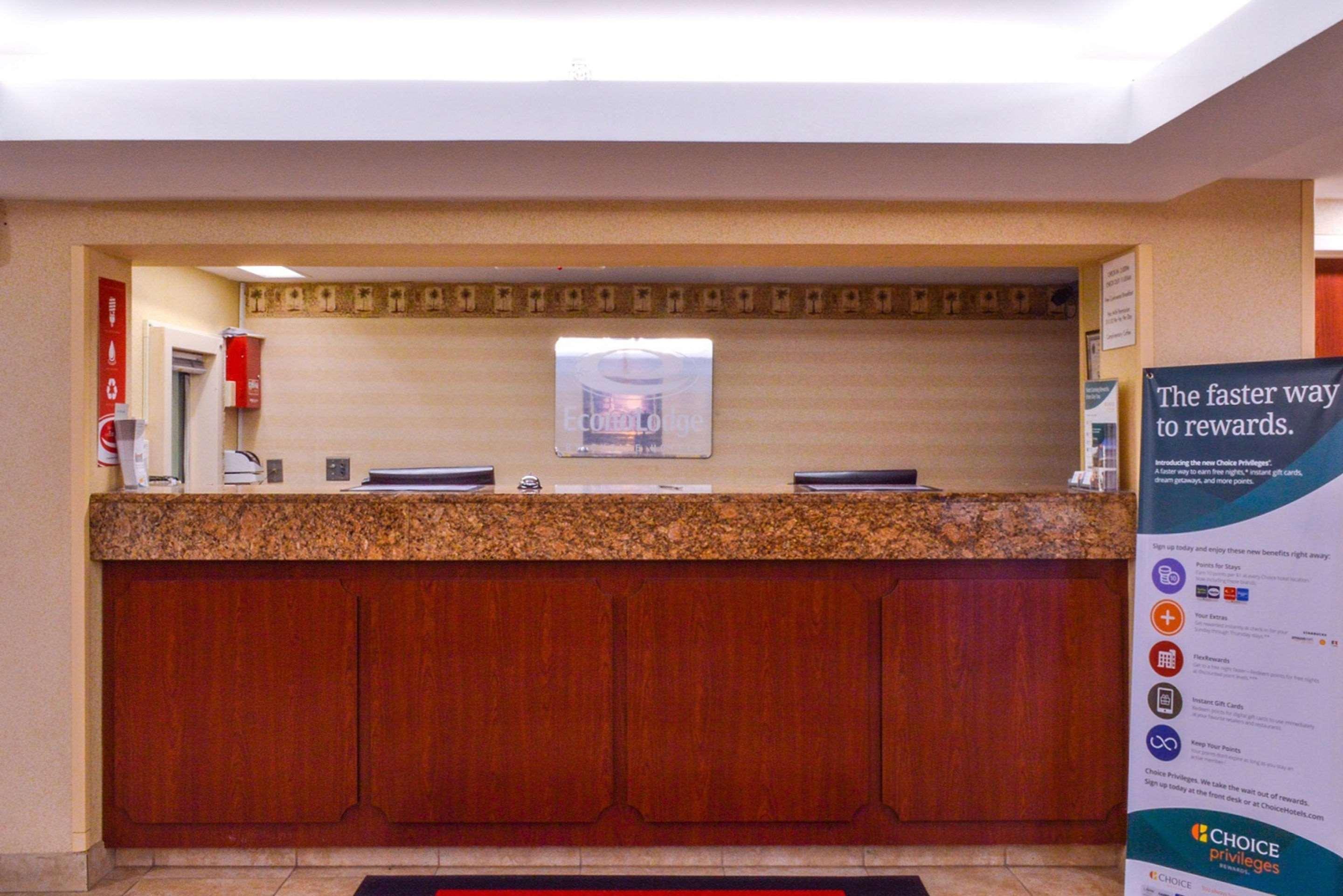 Econo Lodge Willowbrook Bagian luar foto