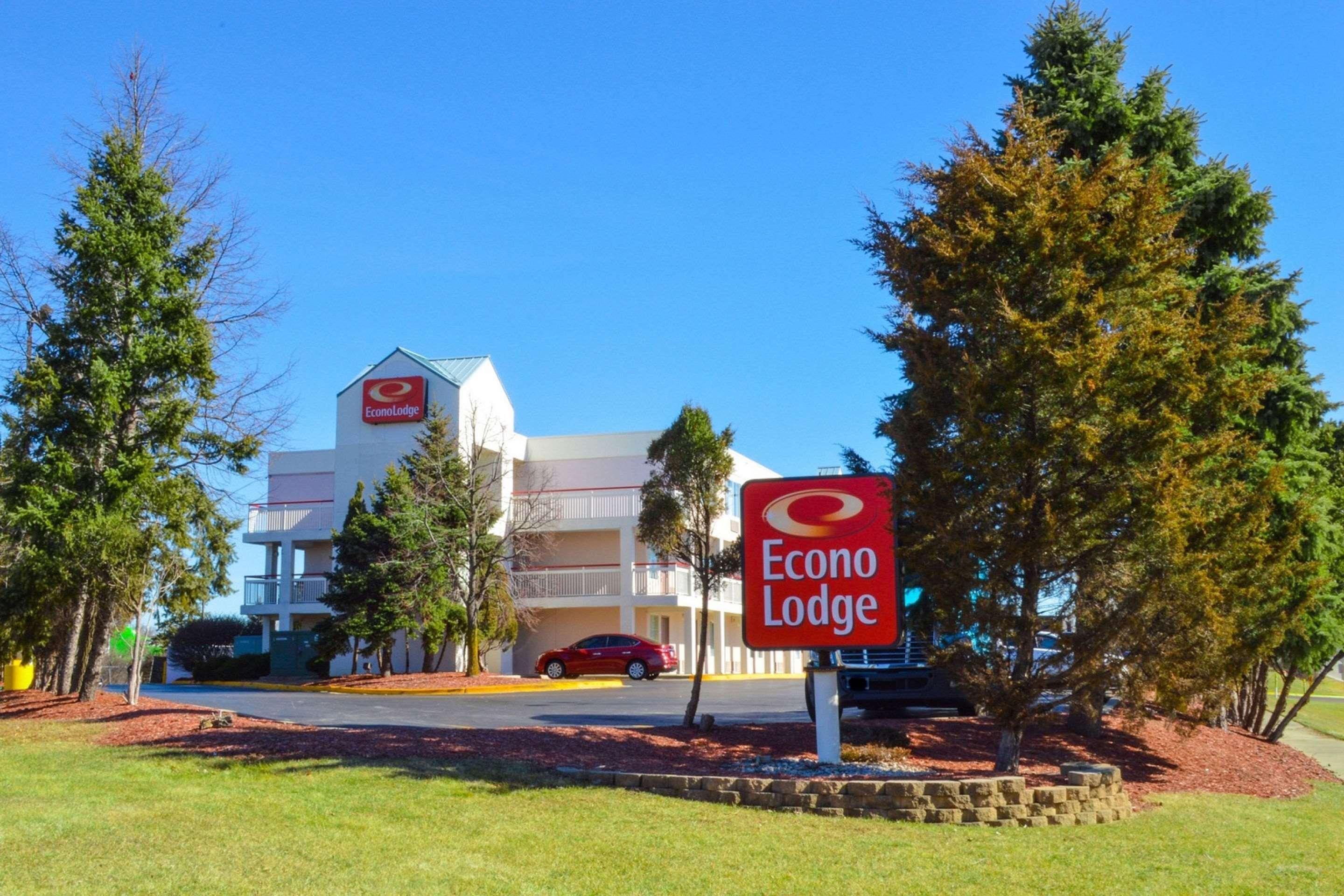 Econo Lodge Willowbrook Bagian luar foto