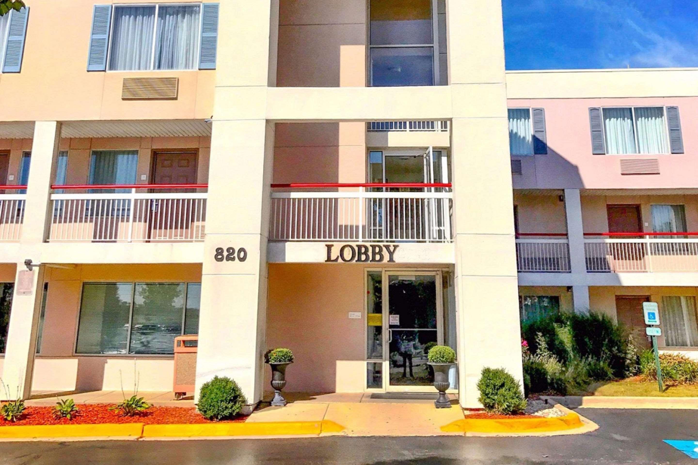 Econo Lodge Willowbrook Bagian luar foto