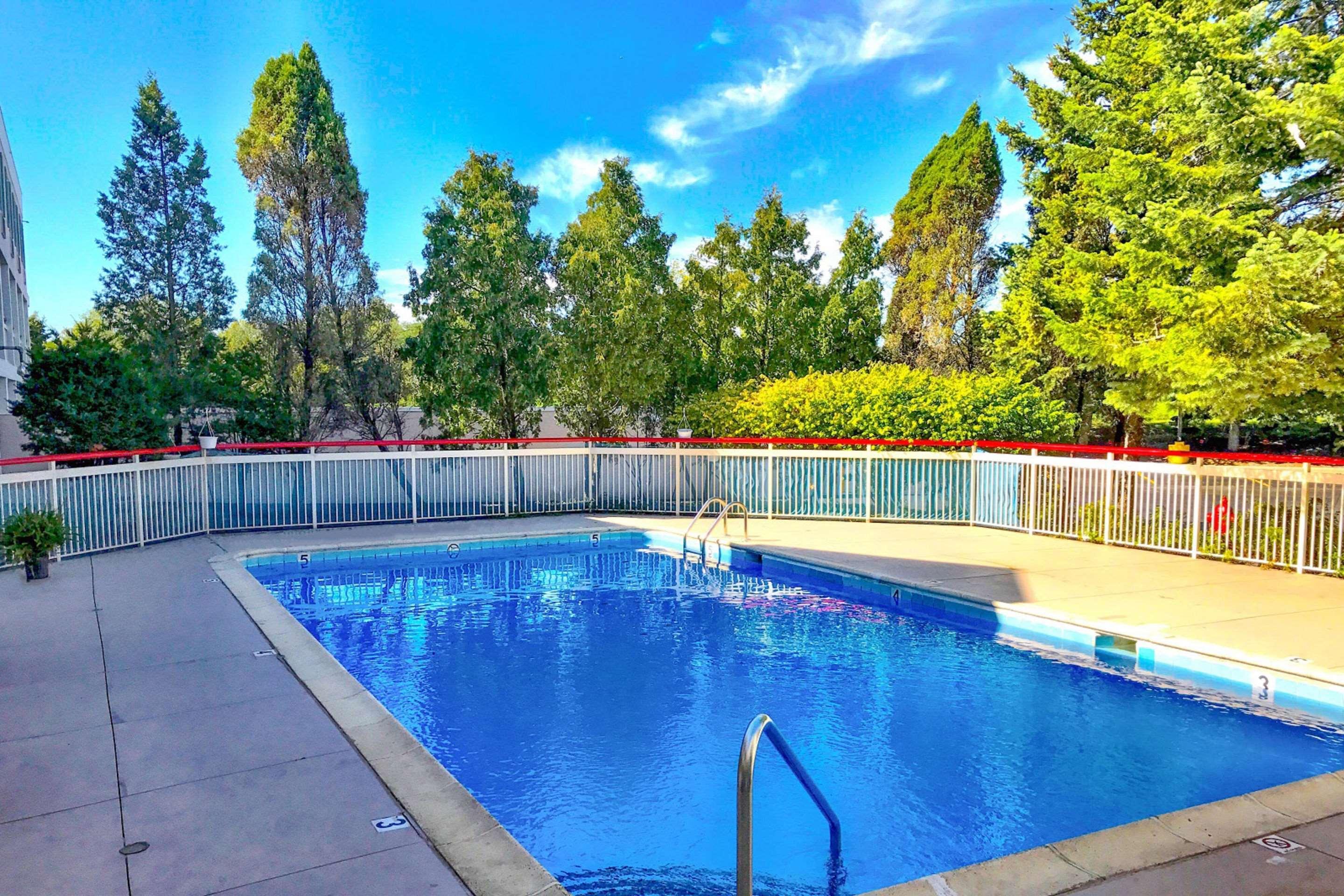 Econo Lodge Willowbrook Bagian luar foto