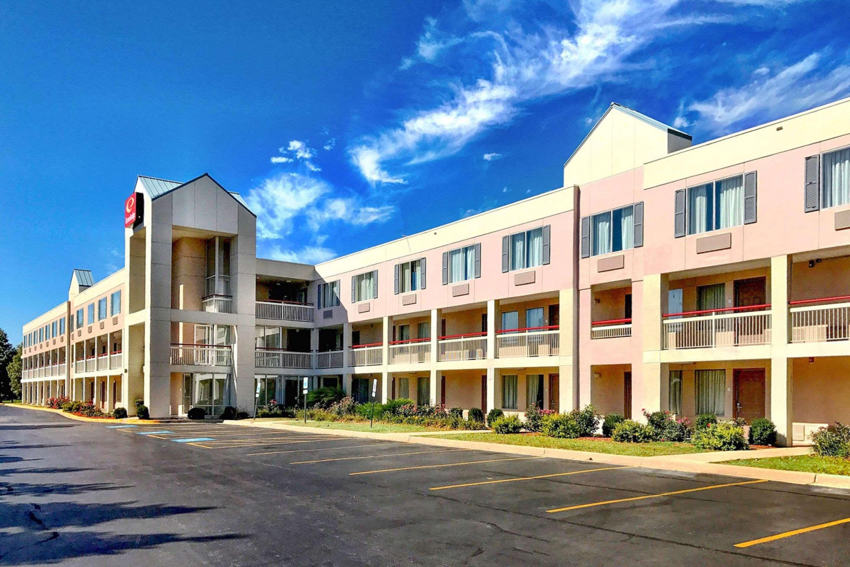 Econo Lodge Willowbrook Bagian luar foto
