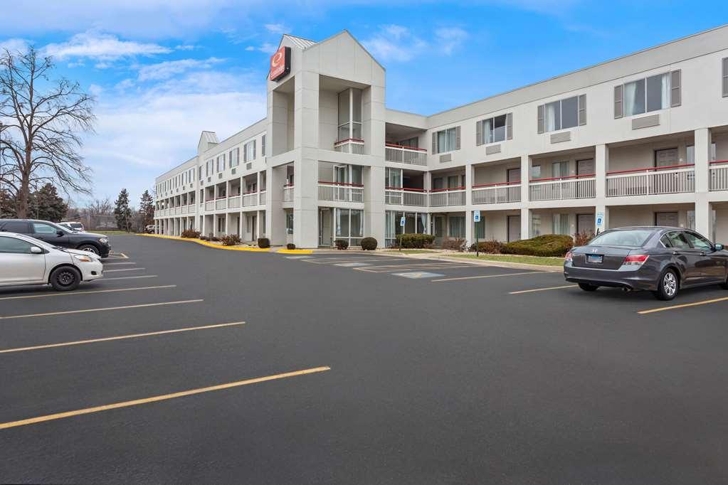 Econo Lodge Willowbrook Bagian luar foto