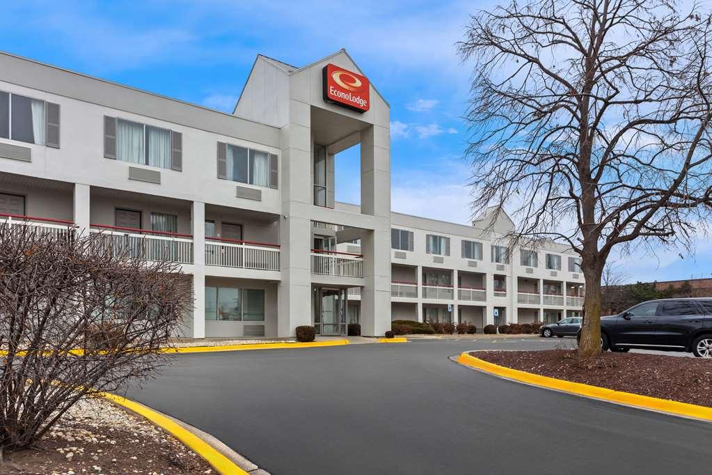 Econo Lodge Willowbrook Bagian luar foto