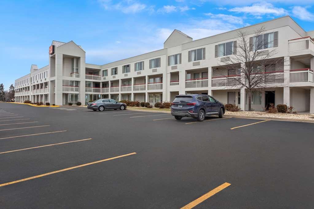 Econo Lodge Willowbrook Bagian luar foto