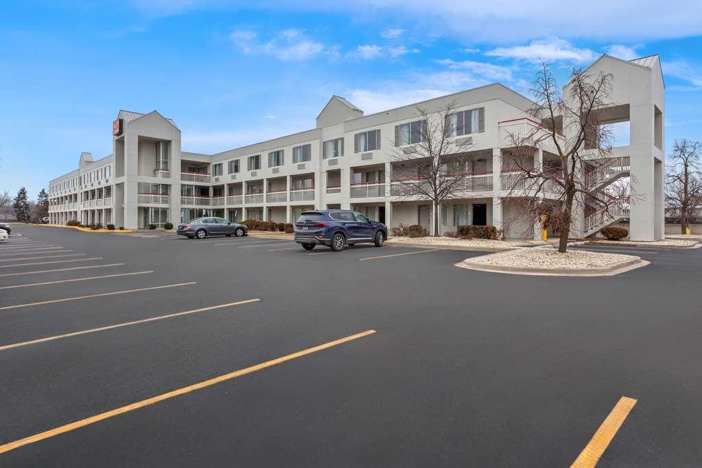 Econo Lodge Willowbrook Bagian luar foto