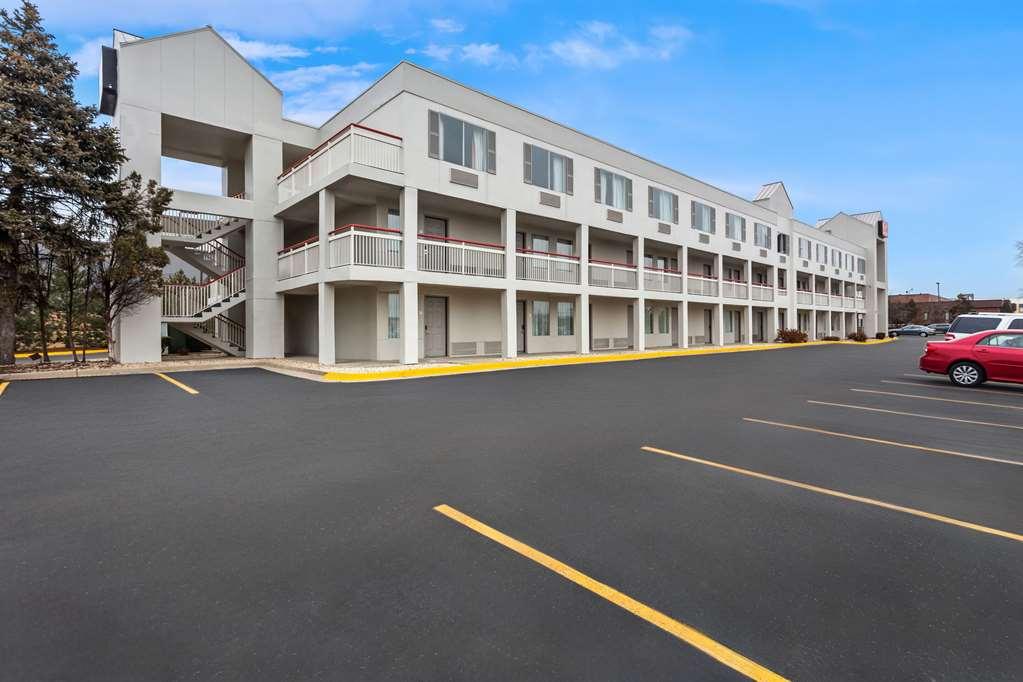 Econo Lodge Willowbrook Bagian luar foto